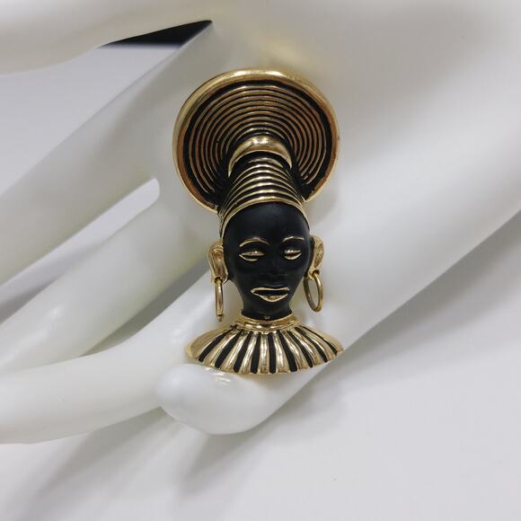 Vintage 1950s African Princess Brooch, Gold Plated. Black Enamel - Picture 9 of 10